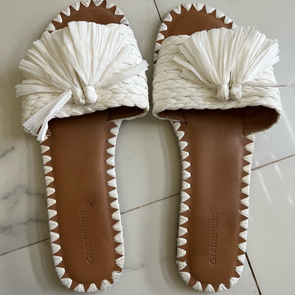Gianni Bini white Sandals 10